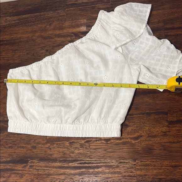 Universal Thread White Asymmetrical Ruffled Blouse - Picture 5 of 9